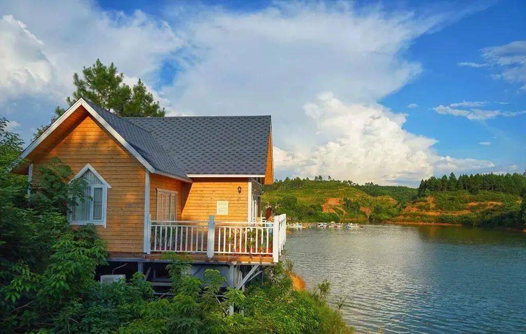 住进湖边的亲水木屋,推窗就是山湖美景,清晨在鸟语花香中醒来,那会是