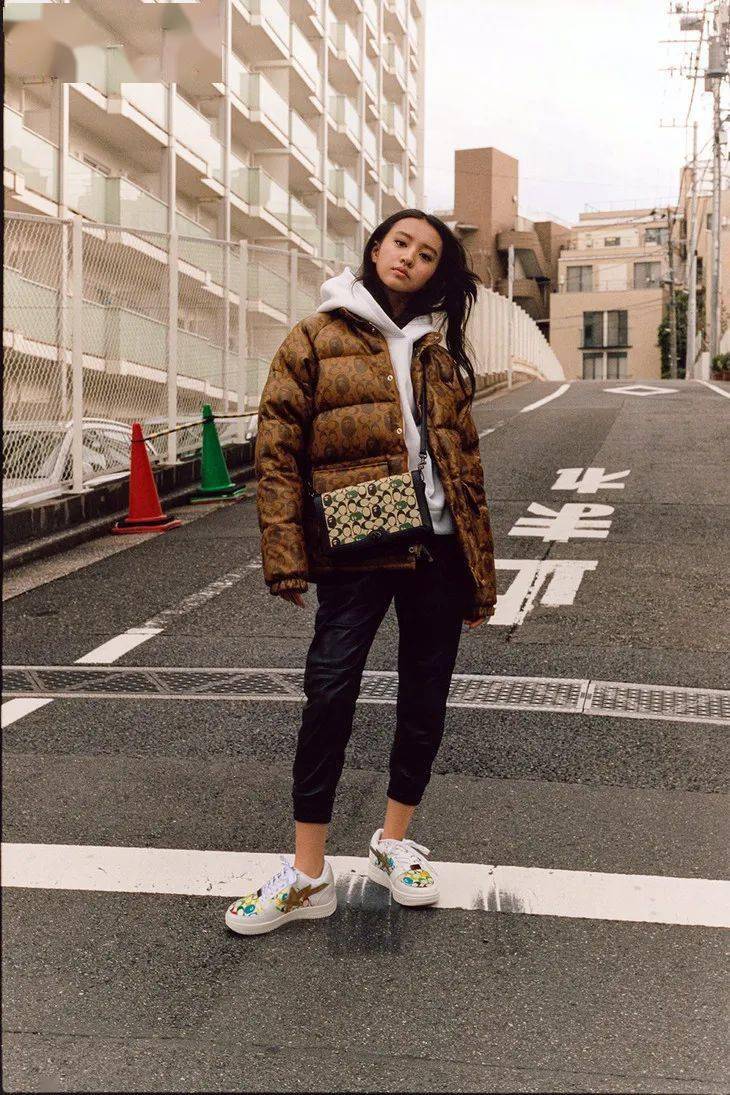 周冬雨|女孩们，撑得很累吧......像周冬雨一样套羽绒服不好吗！？