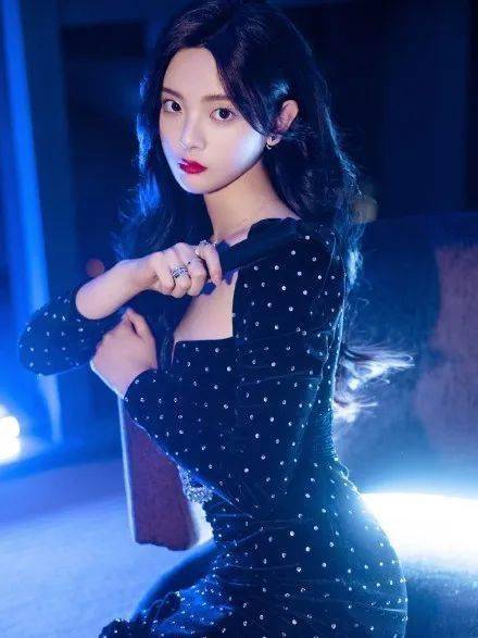 发型|杨超越的粉裙子太土气？被喷表演个寂寞的她要靠发型扳回一城！