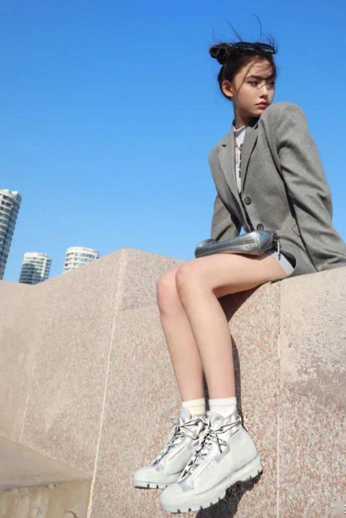 发型|杨超越的粉裙子太土气？被喷表演个寂寞的她要靠发型扳回一城！