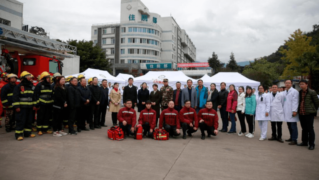 为清淤工作者,受伤群众提供免费医疗服务,协助民建镇卫生院