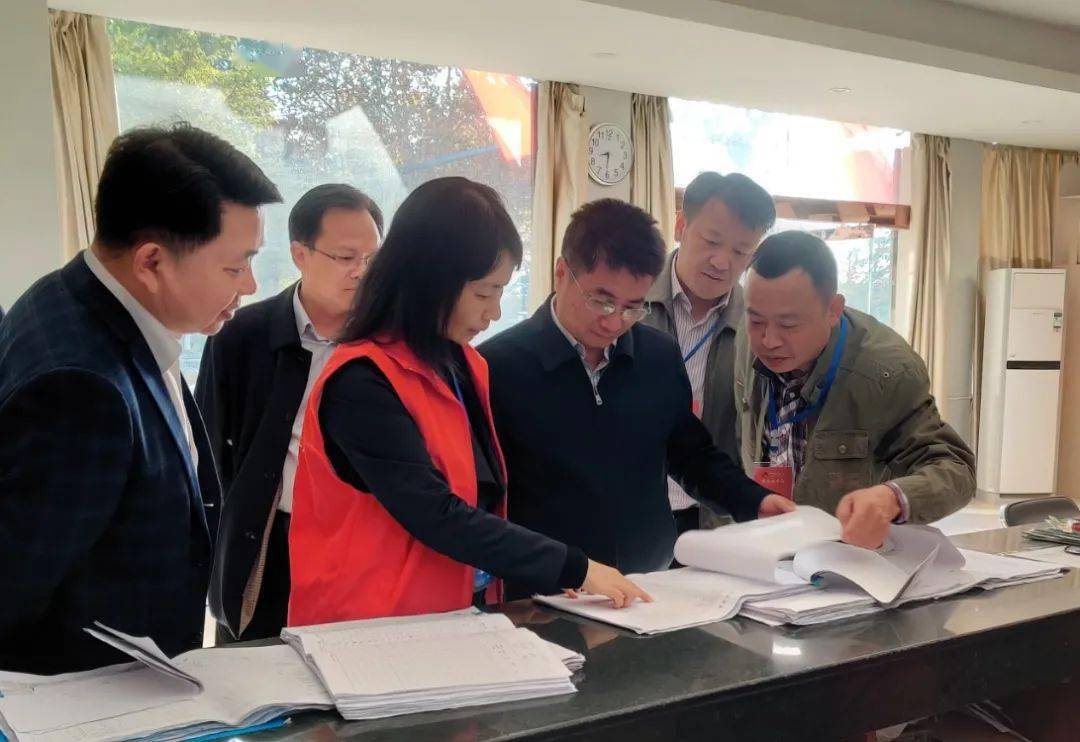 (来源:新余政务) 11月11日,市委常委,常务副市长徐鸿到北湖社区调研第
