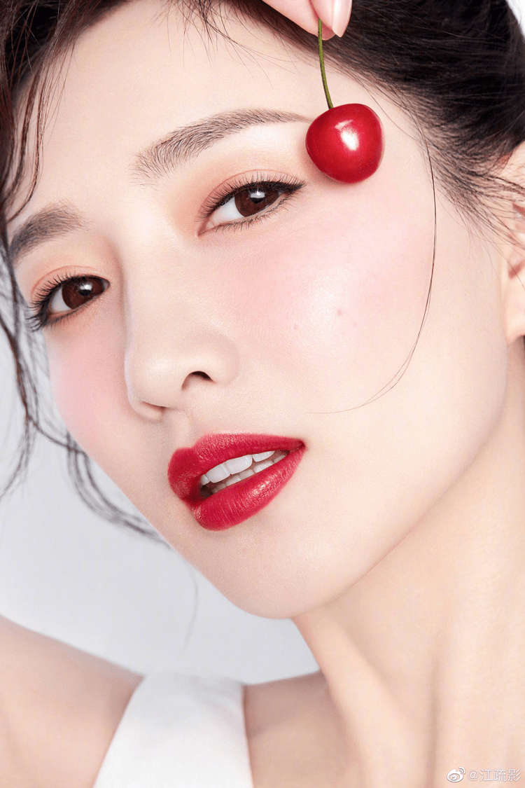 怎么画御姐风的妆 5aeaa7ce319a413db02a7804e6a4a2df.png