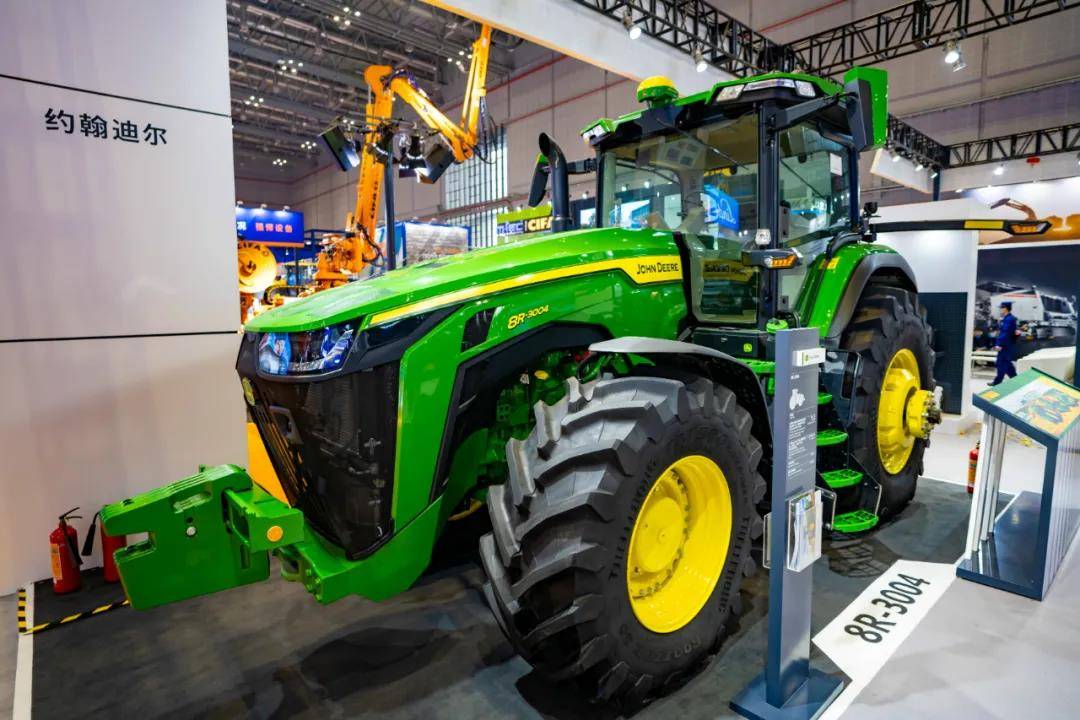 △美国约翰迪尔公司在进博会技术装备展区展示8r-3004轮式拖拉机
