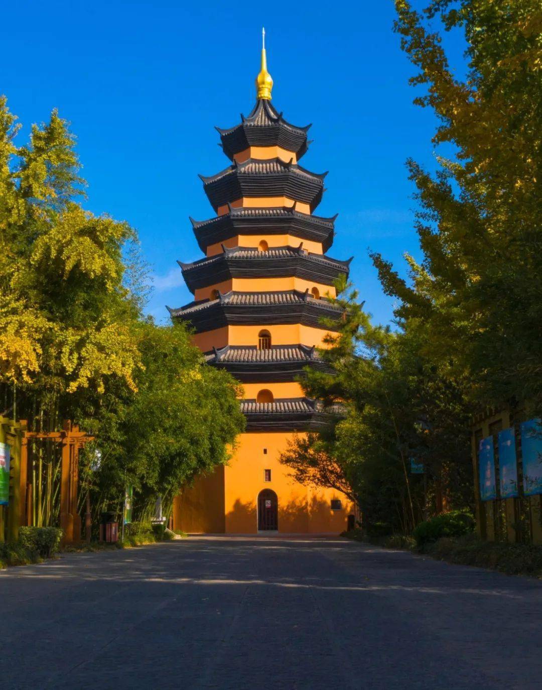 秀丽的文通塔仿佛一只鲜嫩的春笋,栩栩如生,永远向上生长.