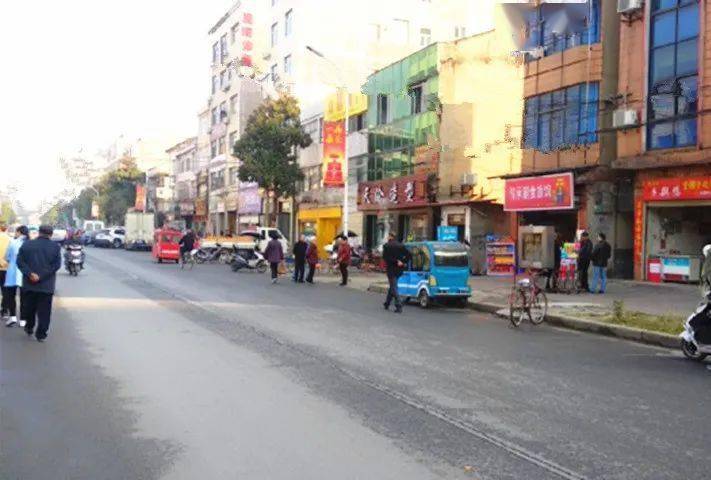 近日,谷城县石花镇"石花街"刮起一阵违建自拆风,街上又"敞亮"起来了.