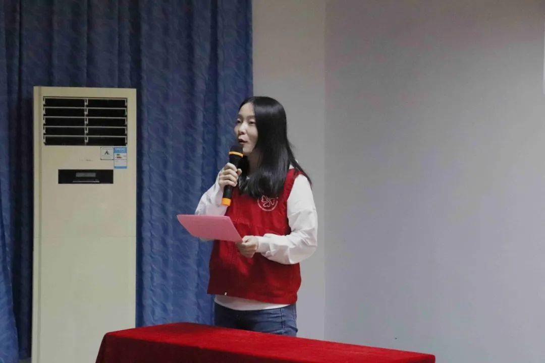 惠州市慈航公益协会副秘书长刘佳敏发言