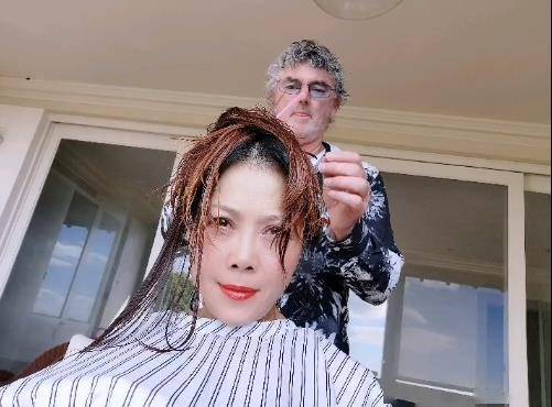 54岁田震近照变化大，红色短发颠覆形象，无子无
