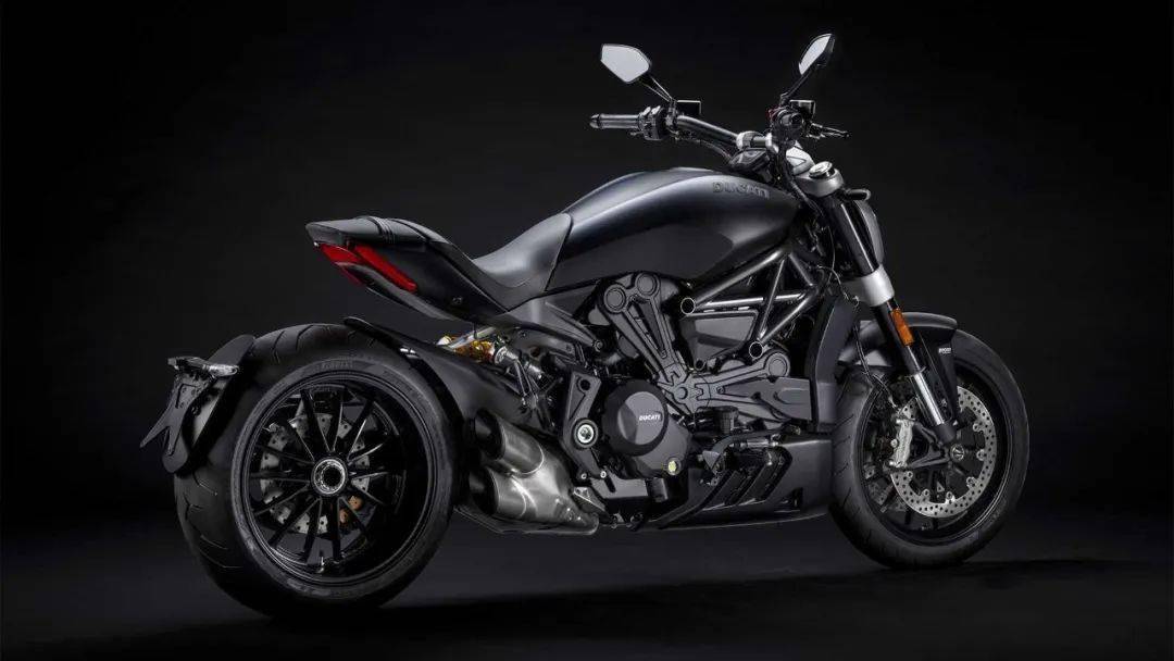 xdiavel dark是哑光黑色的视觉效果,强调了杜卡迪(ducati)所说的"最大