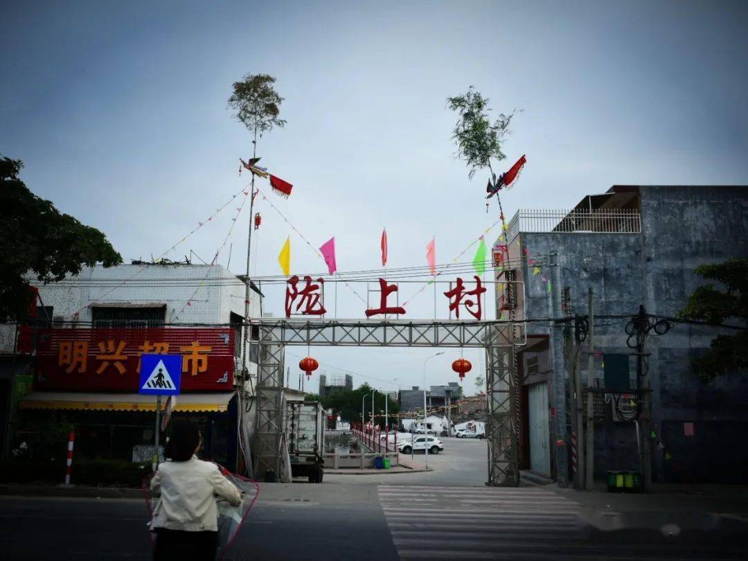 宋代岭南唯一的榜眼 田东村路段 夜幕降临 各式闪灯一齐亮起 云路乡形