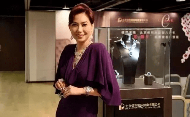 花花|董花花2.6万卖掉绝版LV包，这位顶级“全职太太”独立？