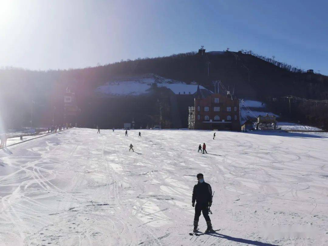 扎兰冰雪"首滑"开启 金龙山滑雪场开门迎客