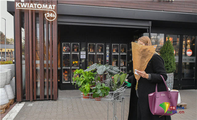 买鲜花像买饮料一样方便！波兰推出花卉自动售卖机