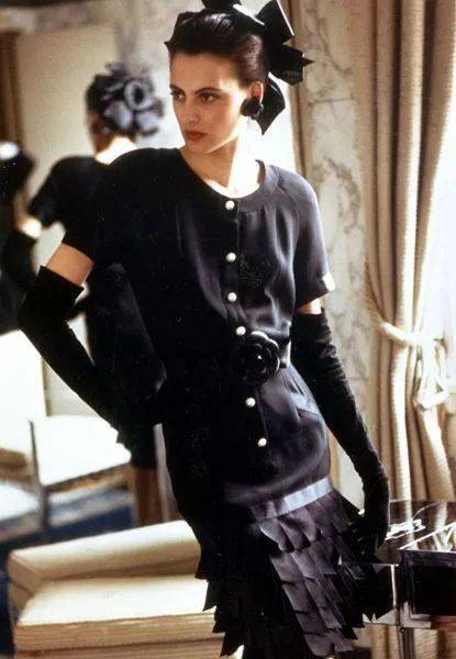 化身|卍物志┃26岁被老佛爷捧为香奈儿化身，如今63岁依然是法式优雅的代名词