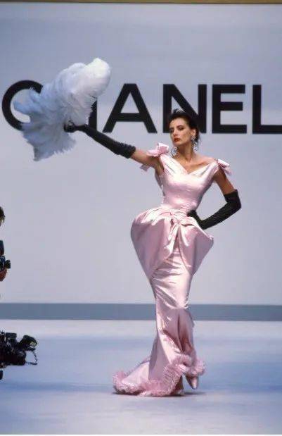 化身|卍物志┃26岁被老佛爷捧为香奈儿化身，如今63岁依然是法式优雅的代名词