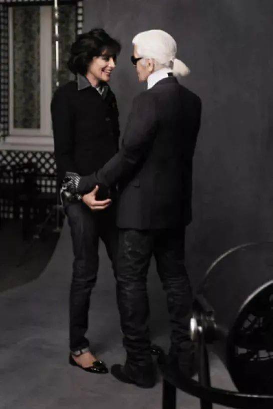 化身|卍物志┃26岁被老佛爷捧为香奈儿化身，如今63岁依然是法式优雅的代名词