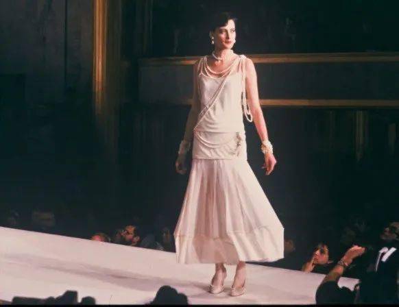 化身|卍物志┃26岁被老佛爷捧为香奈儿化身，如今63岁依然是法式优雅的代名词