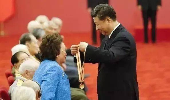 走上美国政坛的第一位华裔女性——“传奇钢铁蝴蝶”陈香梅(图38)