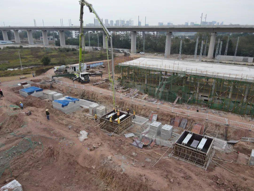 赣深铁路江西段信丰西主变基础浇筑完成