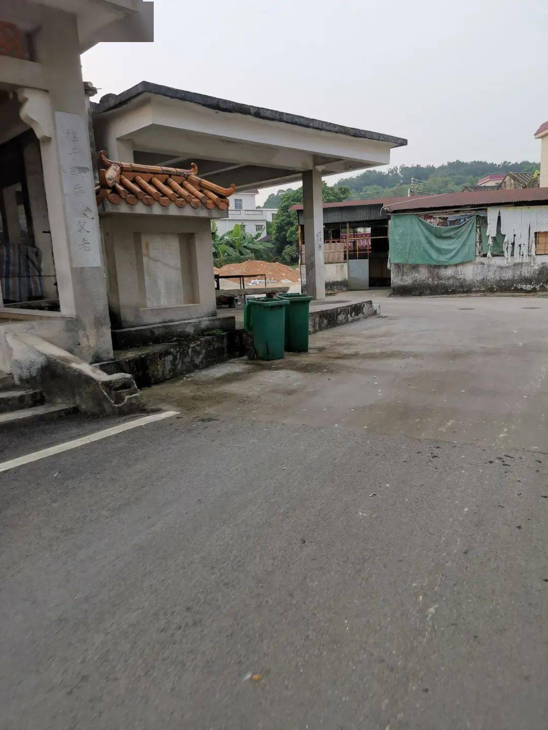 冲口村公厕地面有污渍乱扔垃圾垃圾桶及周边卫生情况南朗社区杂物堆积