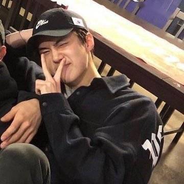 报告！这里有一只努力装作凶巴巴的小勋喵！