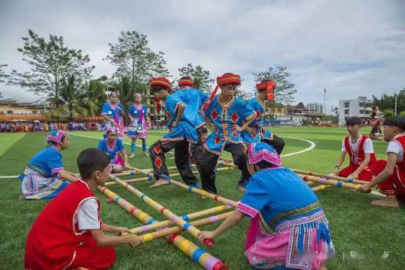 气氛热烈保亭中学校园欢跳竹竿舞