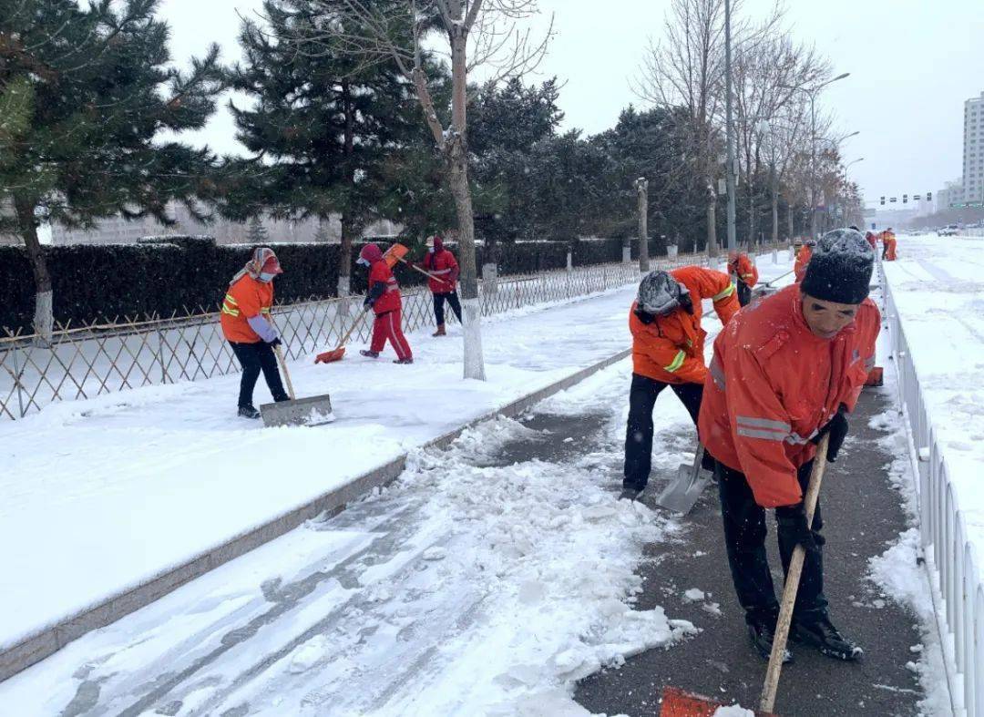 平泉:环卫工人街头扫雪成最靓"风"景