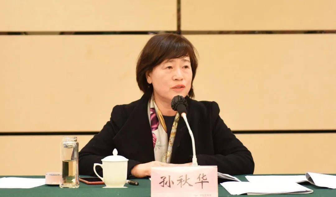 市营商办副主任孙秋华与青年企业家交流座谈会上,团市委副书记郭现锋