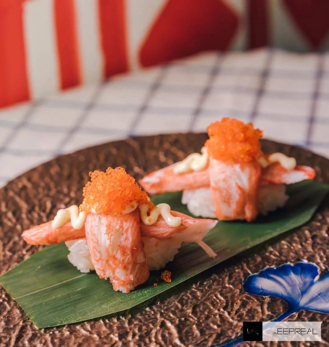 内含北海道蟹肉的一口爆珠寿司,蟹子在上面铺得满满当当,可见用料的