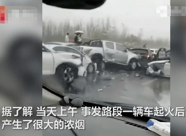 重大交通事故京港澳高速定州路段发生车祸多车连撞一轿车起火被烧只剩
