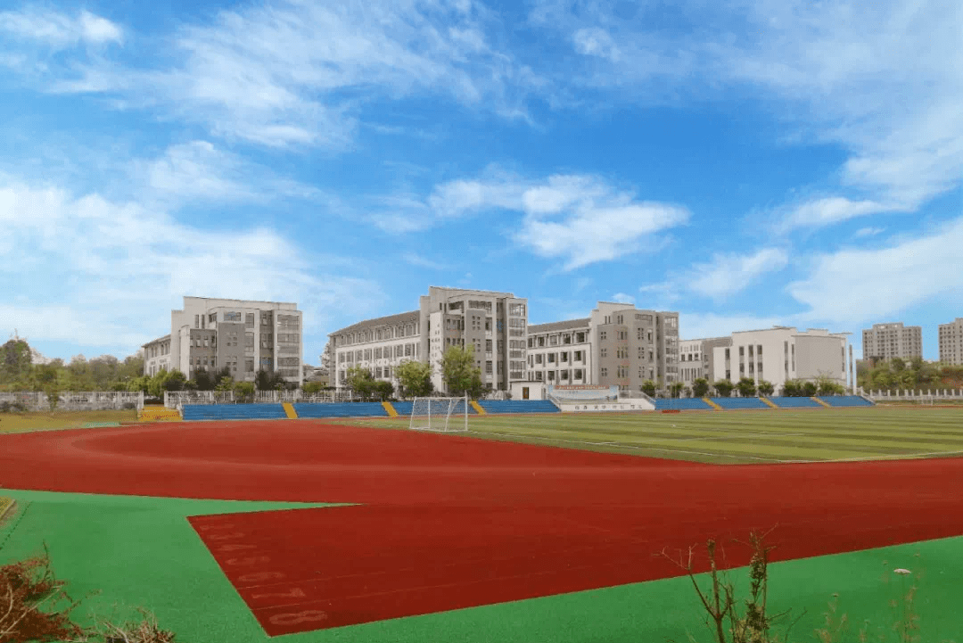 ④昱城中学黄山昱城中学是黄山市第一所民办学校现有24个教学班