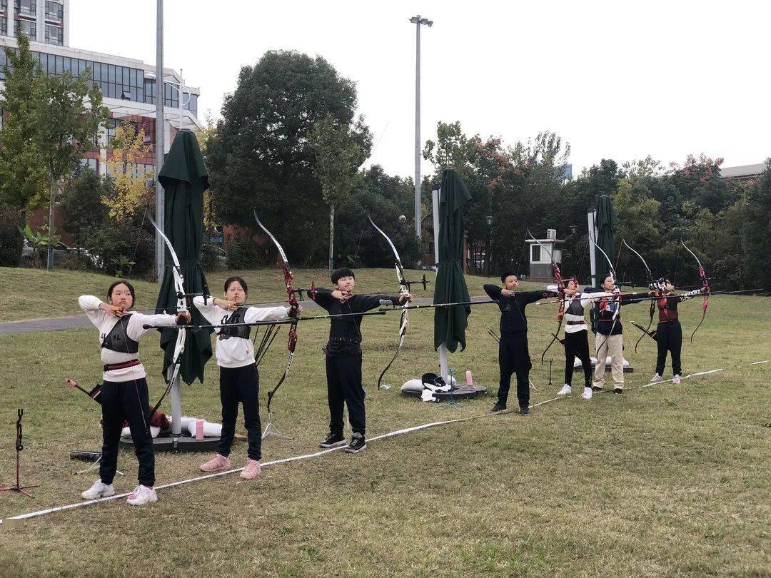 武汉海淀外校荣获市射击运动学校市射箭协会授牌
