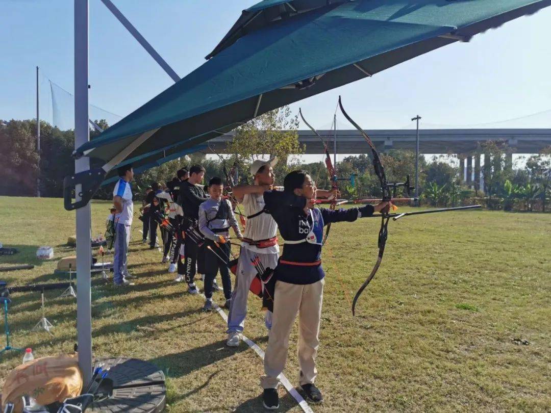 武汉海淀外校荣获市射击运动学校市射箭协会授牌