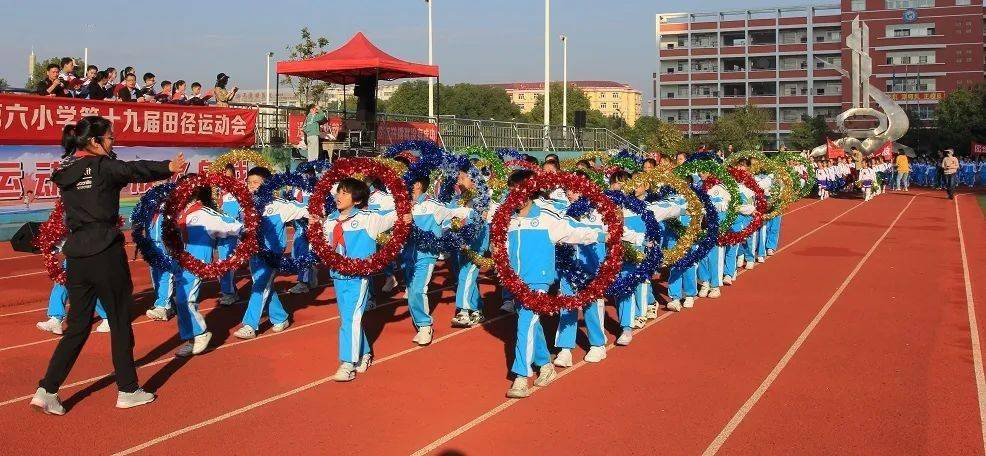 国旗队,校旗队,会徽队,彩旗队,花环队,手花队和各年级各班的运动员