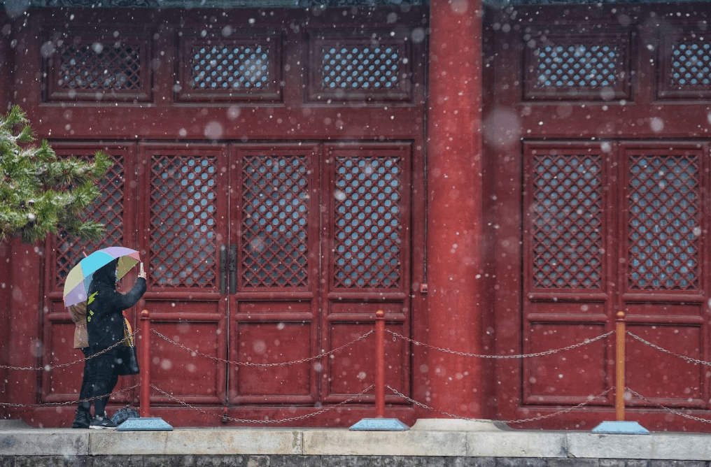红墙白雪，“穿越”美女，太庙景区成网红打卡地