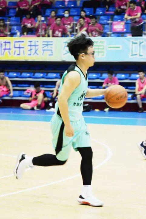 怎么打篮球胯下运动 802504403d8b47e69210657c1fbb89ca.jpeg