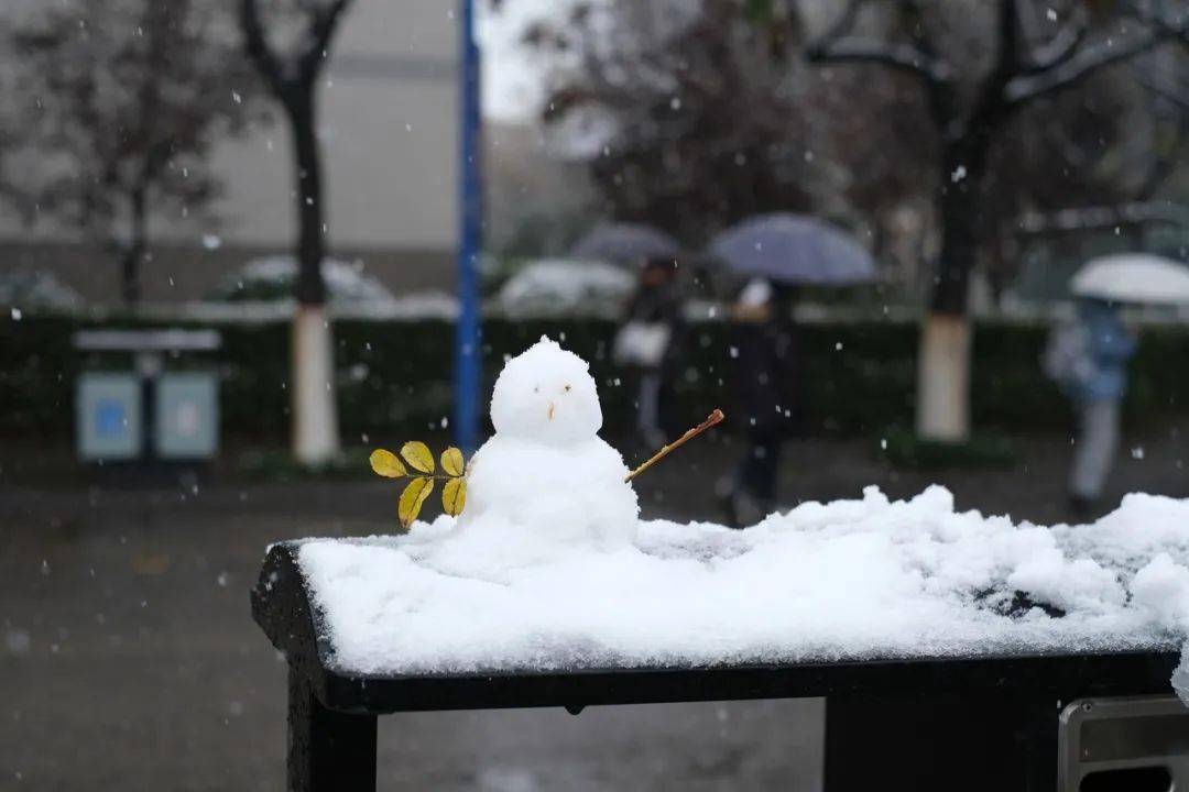 又到了穿着厚厚的大衣 手捧热热的奶茶 满天飞雪,只要和你一起 初雪