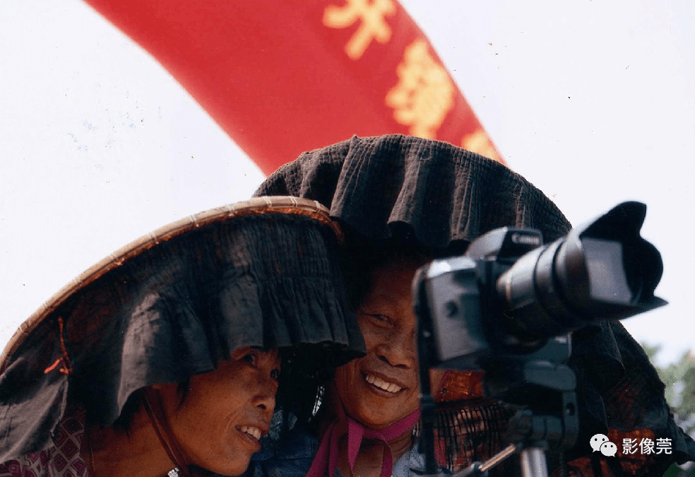 【泛亚电竞官网】
寻人!2001年到场过这个开镜仪式的影友荟萃啦(图4) 【泛亚电竞官网】
寻人!2001年到场过这个开镜仪式的影友荟萃啦(图4)