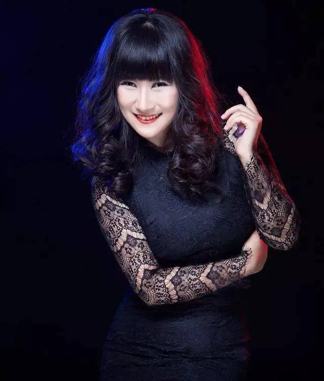 长，独唱演员兼主持人，唐山大剧院少年合唱团指挥助理兼声乐指导教师。合唱团教师：张媛 张媛：毕业于唐山
