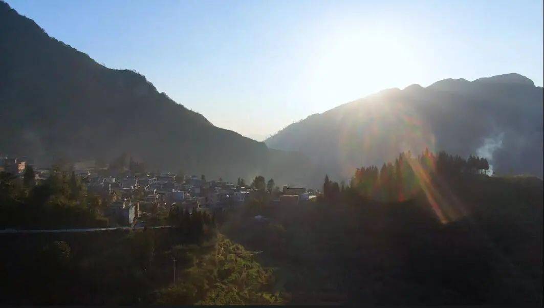 夕阳中的曙光镇箐脚社区 谢健锋 摄