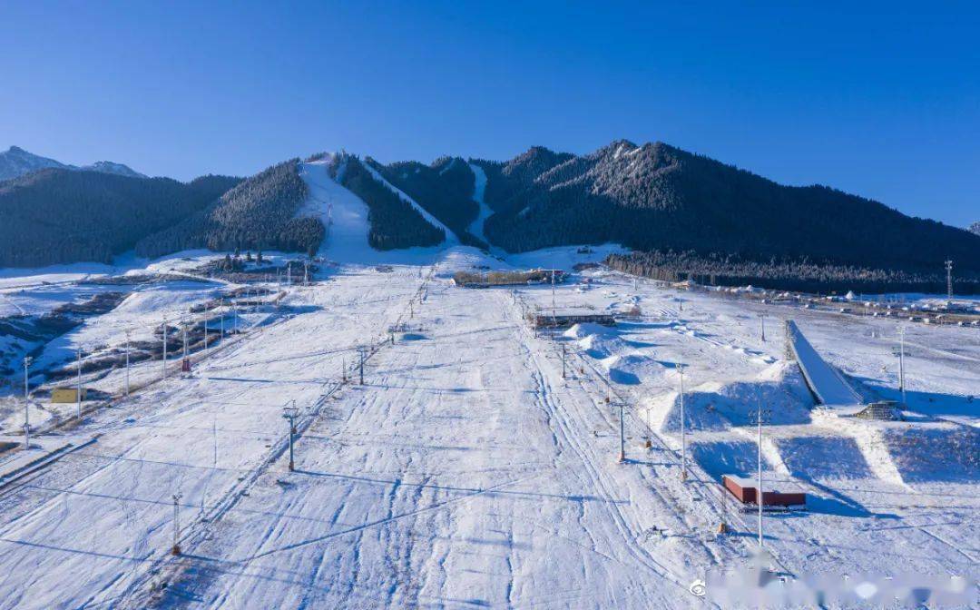 丝绸之路国际滑雪场坐落于天山山脉,地址位置得天独厚,雪期从 11 月至