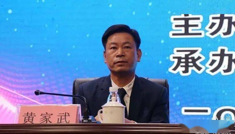 彭湃中学吴学星校长为杰出校友,荣誉校友授牌.