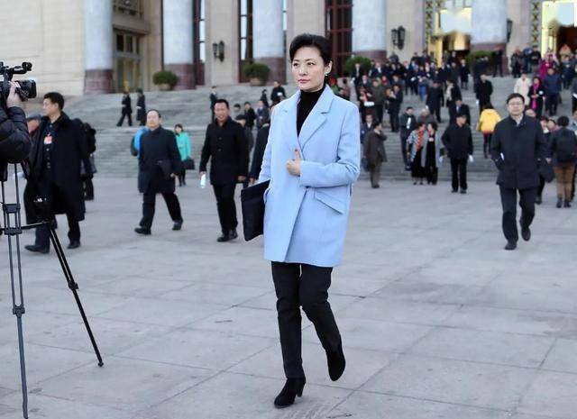 女人过50好气质得靠衣品撑!瞧主持人周涛穿搭,时髦大气显年轻