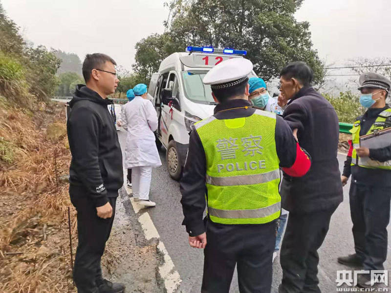 江西万安：六旬老人车翻被困 扶贫干部路过施救