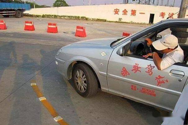 车管所提醒科目二考试作弊技巧考官不管还给你提供方便