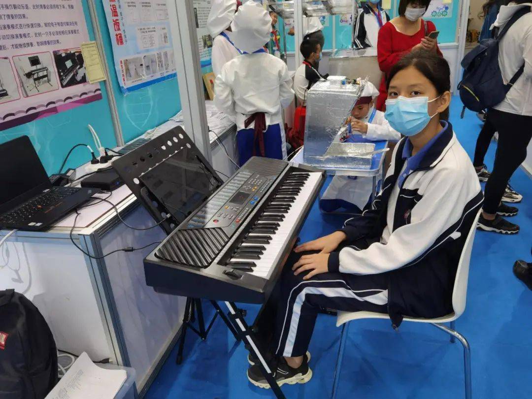 陈上哲同学在比赛中进行项目答辩金奖和"宝武青少年发明奖"获得者陈上
