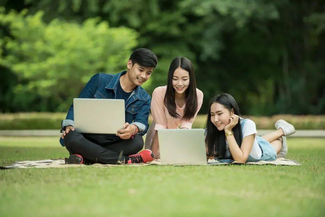 送孩子上大学哭了妈妈舍不得 c584ee8fdd284a70ae40f64316ccf64c.jpeg