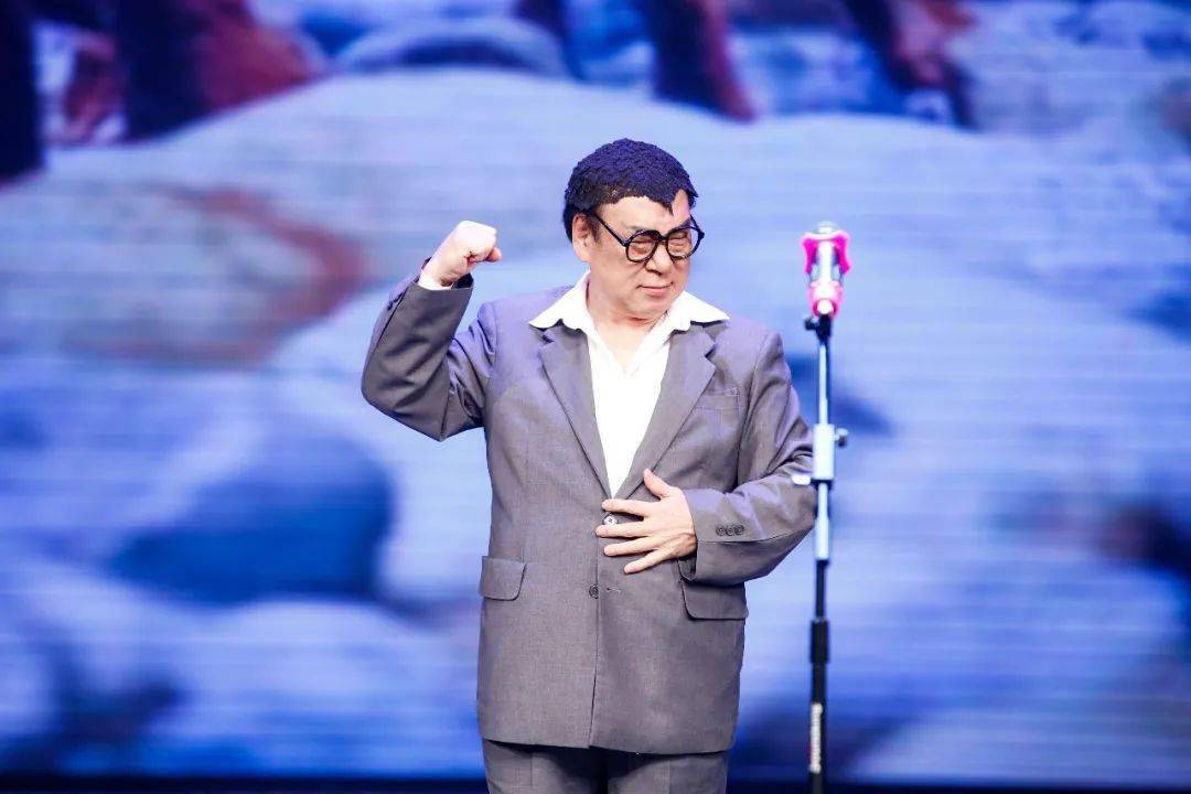 作为中国伟人模仿秀第一人姜昆的弟子任世和老师现场变装,一人完成多