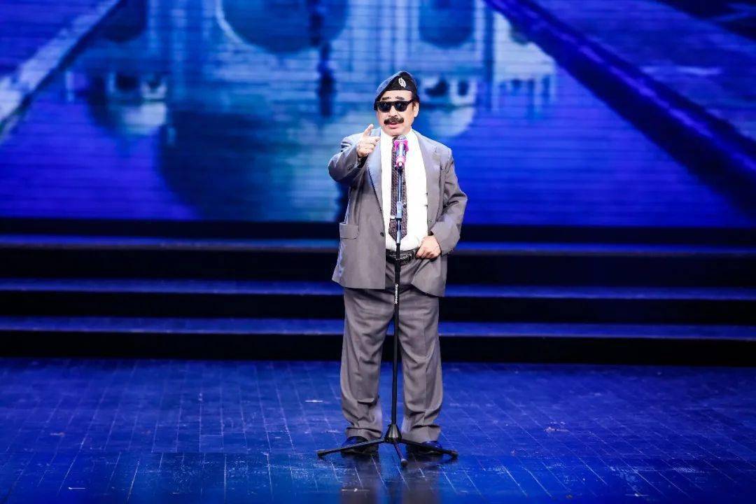 作为中国伟人模仿秀第一人姜昆的弟子任世和老师现场变装,一人完成多