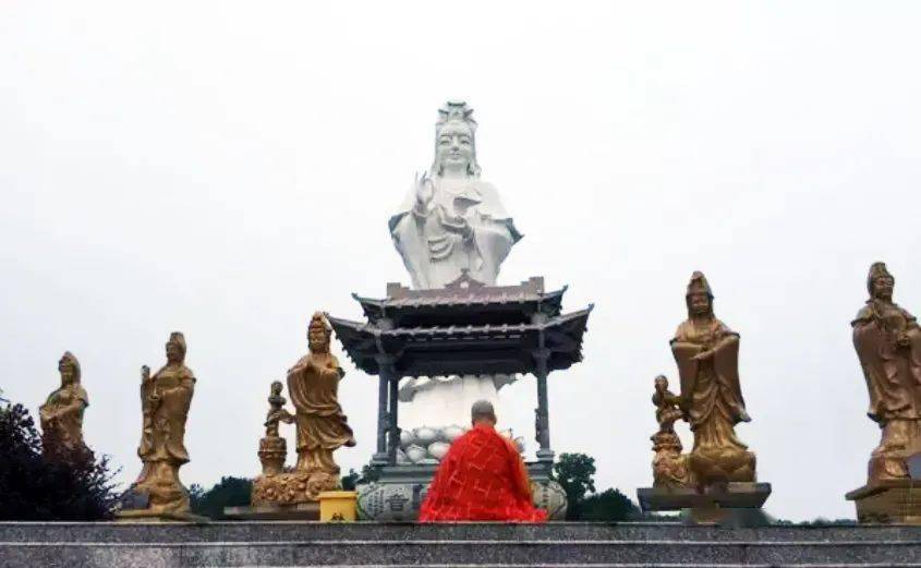 明珠禅寺天池为本寺八大景观之一,"莲花山顶莲花座,莲花中间现观音".